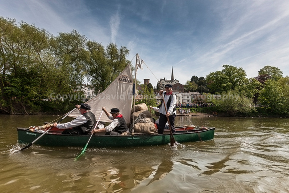 6pm Ross on Wye 04/05/2014: Locals and visitors take to the wate